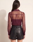 L’AGENCE Sophie Swiss Dot Blouse – DEEP SANGRIA SWISS DOT - Hero Back