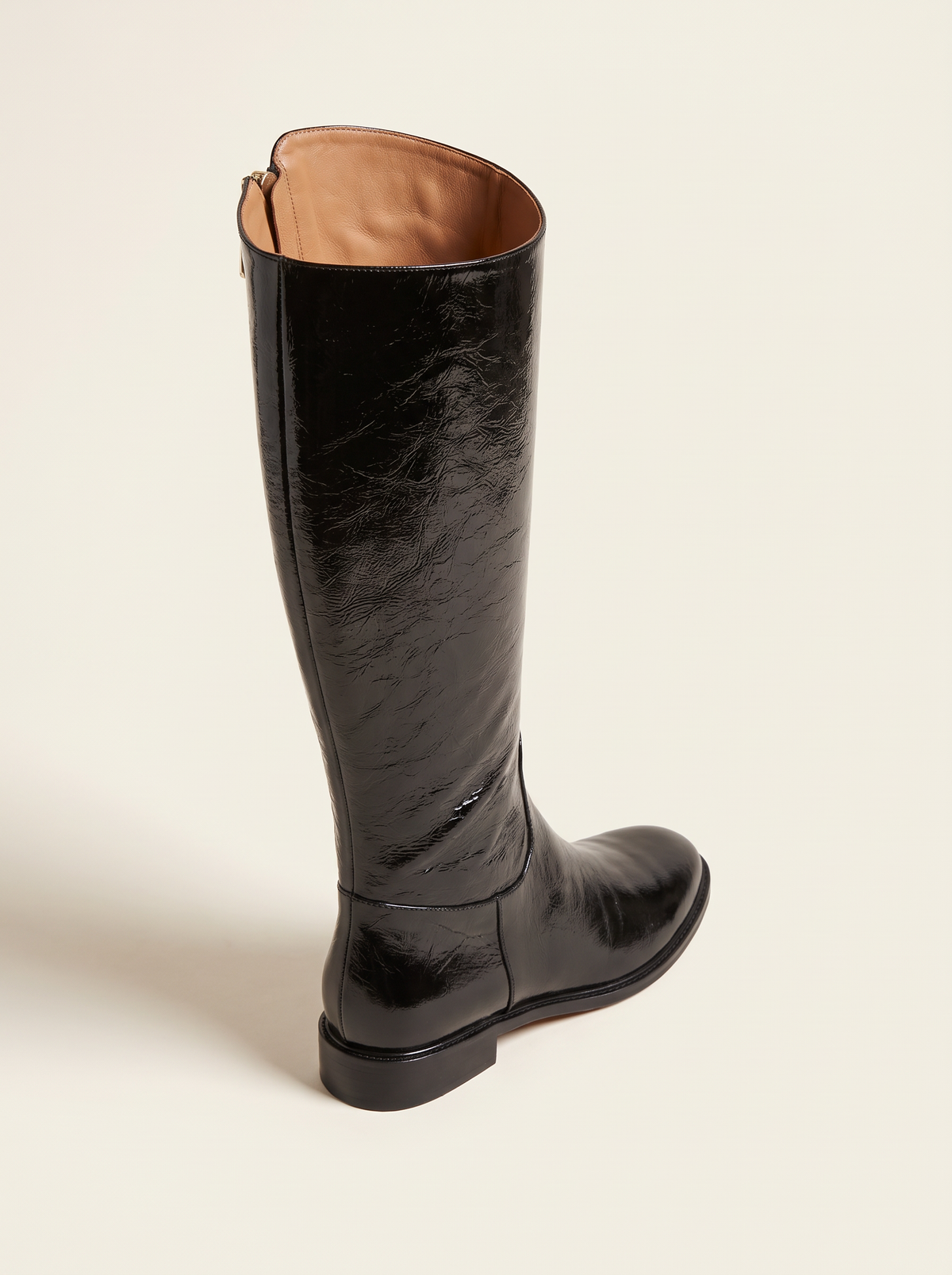 L’AGENCE Cortland Boot – BLACK CRINKLE PATENT - Top and Sole Detail