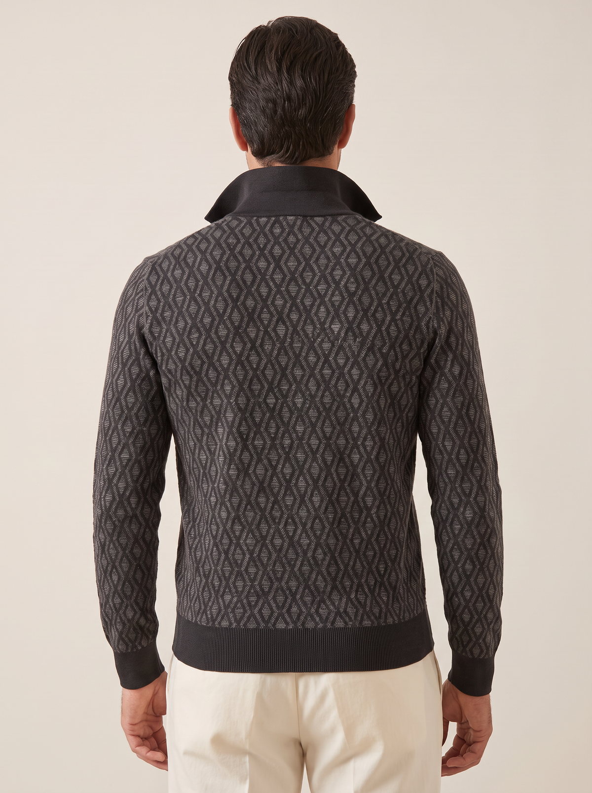 FERRANTE MERINO WOOL DIAMOND JACQUARD FOUR-BUTTON POLO – DARK CHARCOAL - Mid-body Back