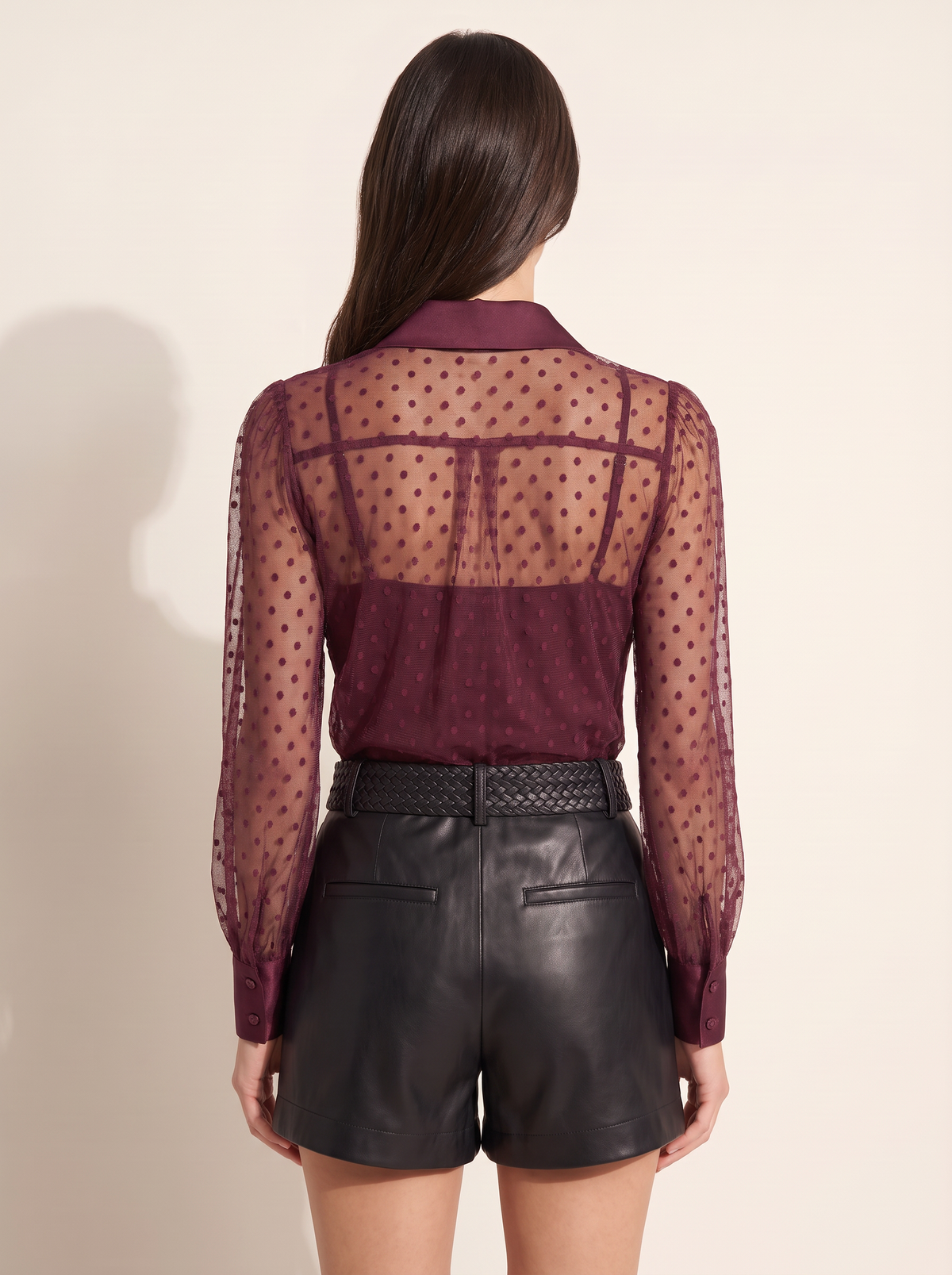 L’AGENCE Sophie Swiss Dot Blouse – DEEP SANGRIA SWISS DOT - Hero Back