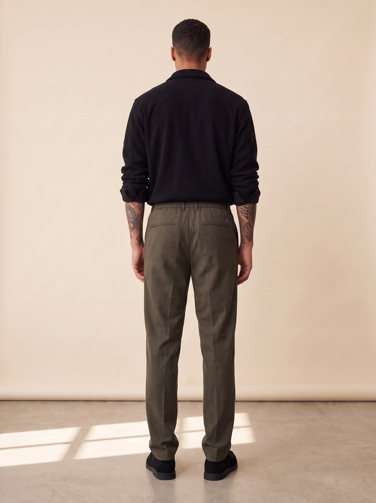 COMO TAPERED SUIT PANTS - SEASONAL - LES DEUX – OLIVE NIGHT - Full Back Model