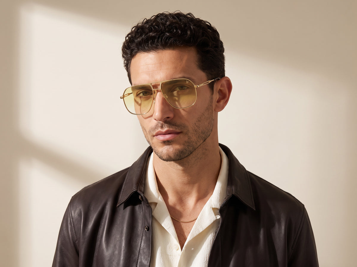 Vintage Frames Bellagio Two-Tone Yellow / White Gold – Photochromatic Light Yellow Gradient – TWO-TONE YELLOW / WHITE GOLD / PHOTOCHROMATIC LIGHT YELLOW GRADIENT - Grafic model portrait